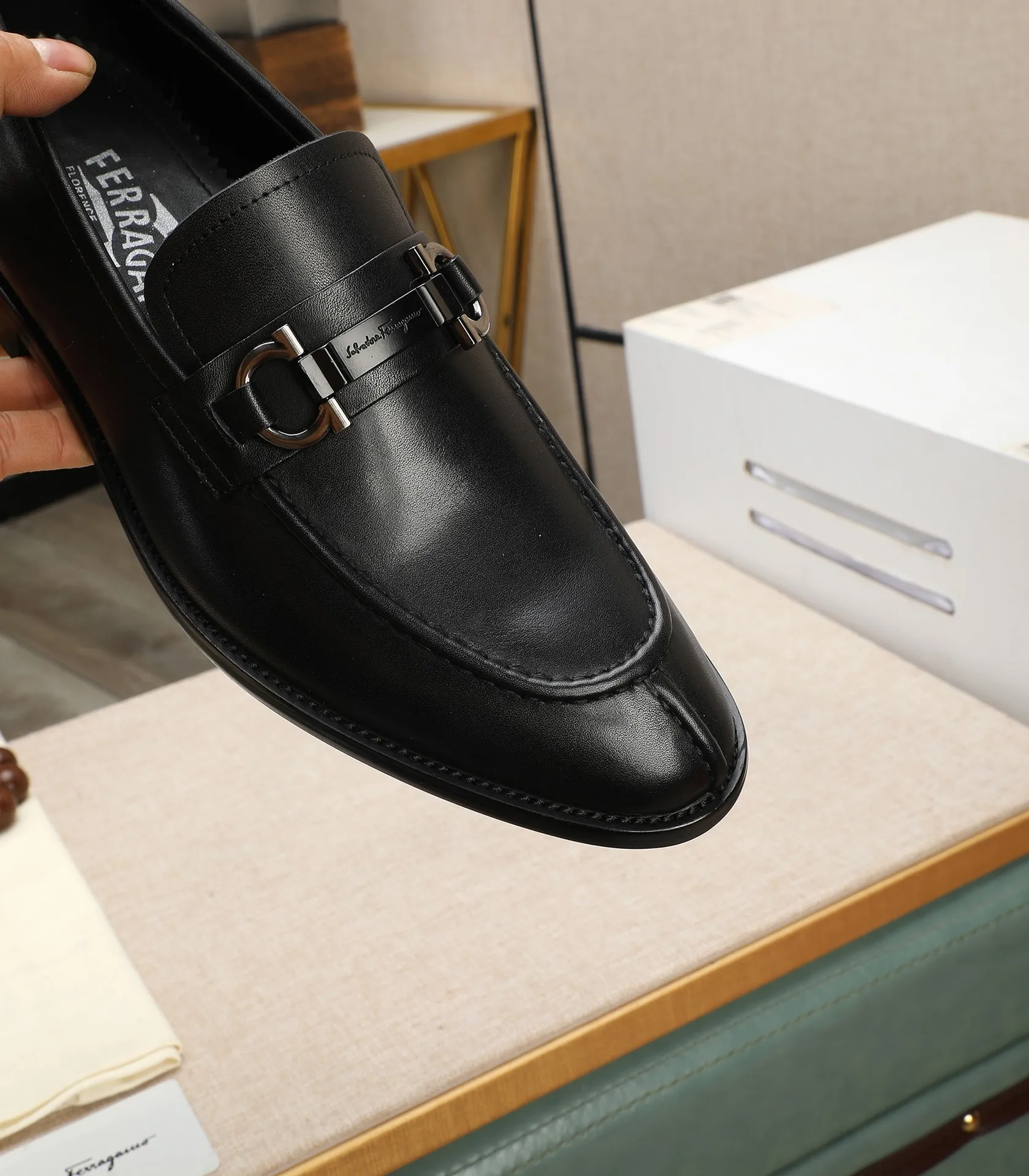 Men's shoes 💰540📛📛(water-dyed cowhide) Salvatore Ferragamo high-end (Salvatore Ferragamo) is the world's top luxury footwear brand. It comes from the fashion kingdom of Italy and is famous all over the world for its traditional handmade design and novel styles...🚶🏻🚶🏻New suit shoes are available simultaneously at the counter. This model is purely handmade. The fabric is imported from Italy's original first-layer cowhide. Soft water-dyed cowhide lining. Original authentic outsole🌀🌀Size: 38➖44 (45 customized)